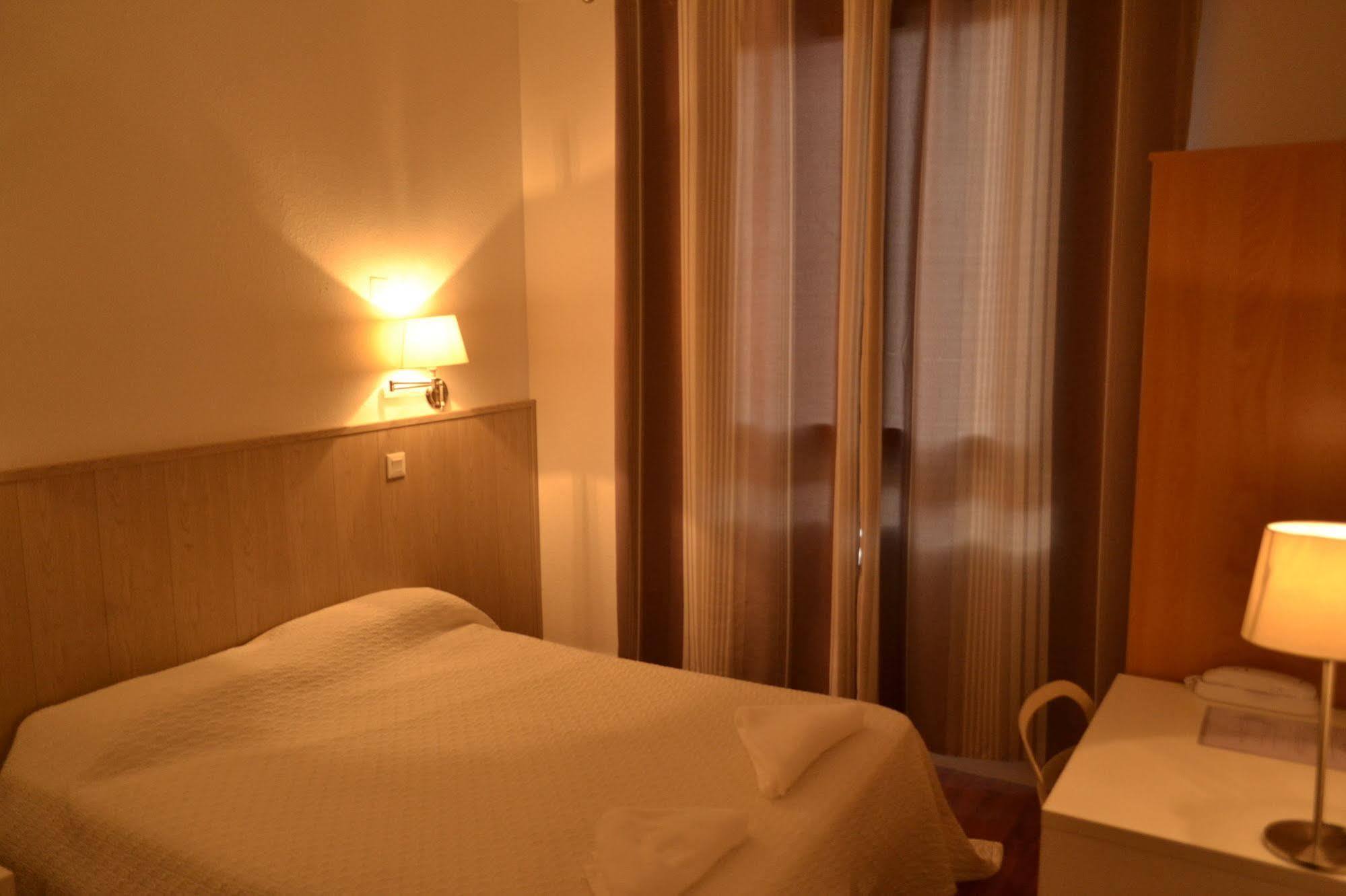 Hotel Des Vignes Rivesaltes Bagian luar foto